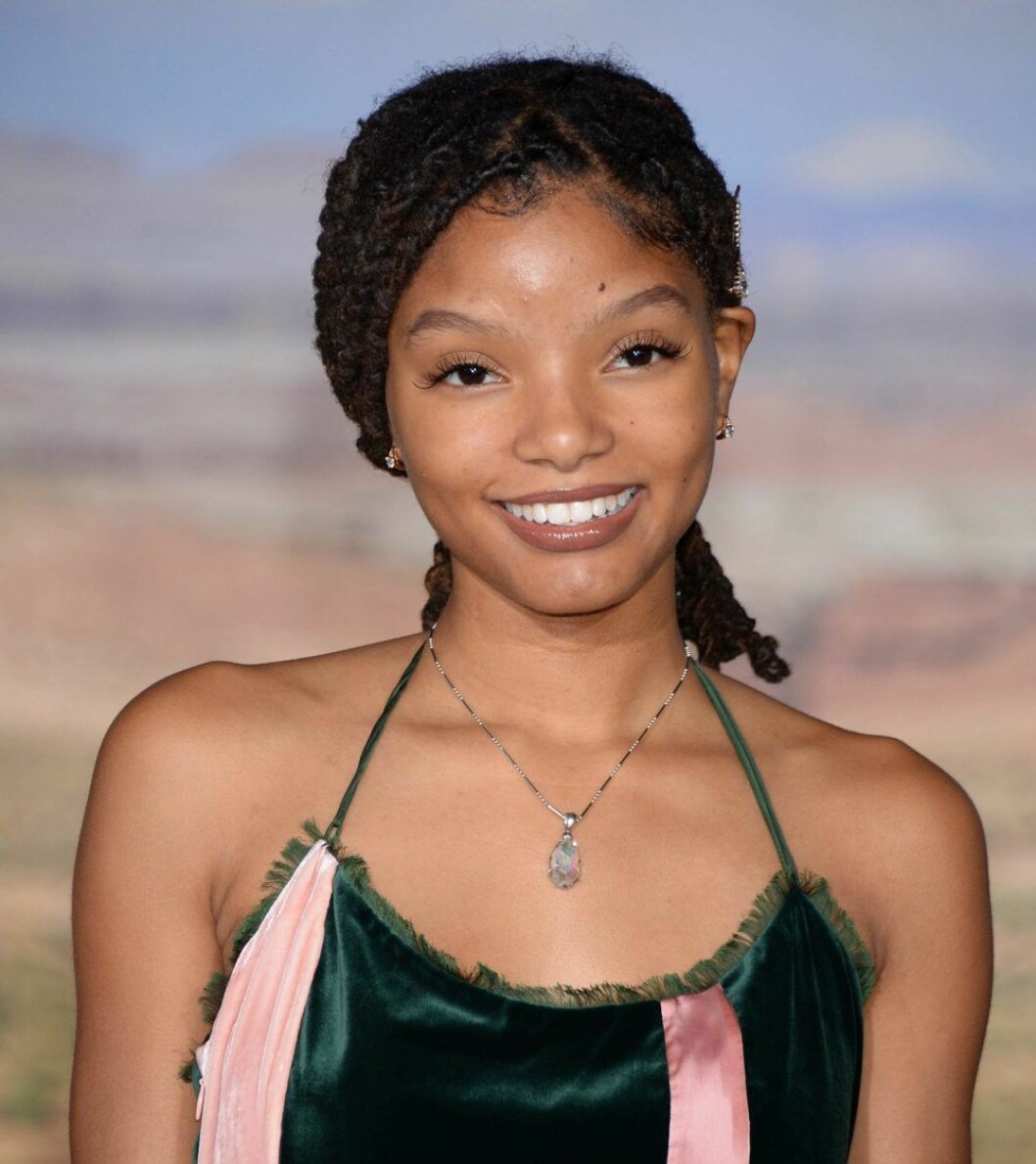 Halle Bailey ska göra rollen som Ariel i Den lilla sjöjungfrun. Halle Bailey ler