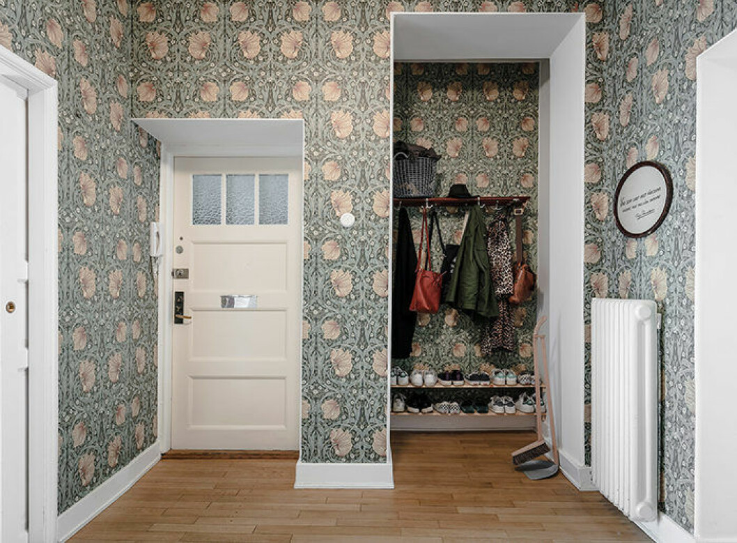 Foto: Anders Bergstedt för <a href="https://www.instagram.com/alvhem/?hl=sv" target="_blank" rel="noopener">Alvhem mäkleri</a> Hall med snygg William Morris-tapet