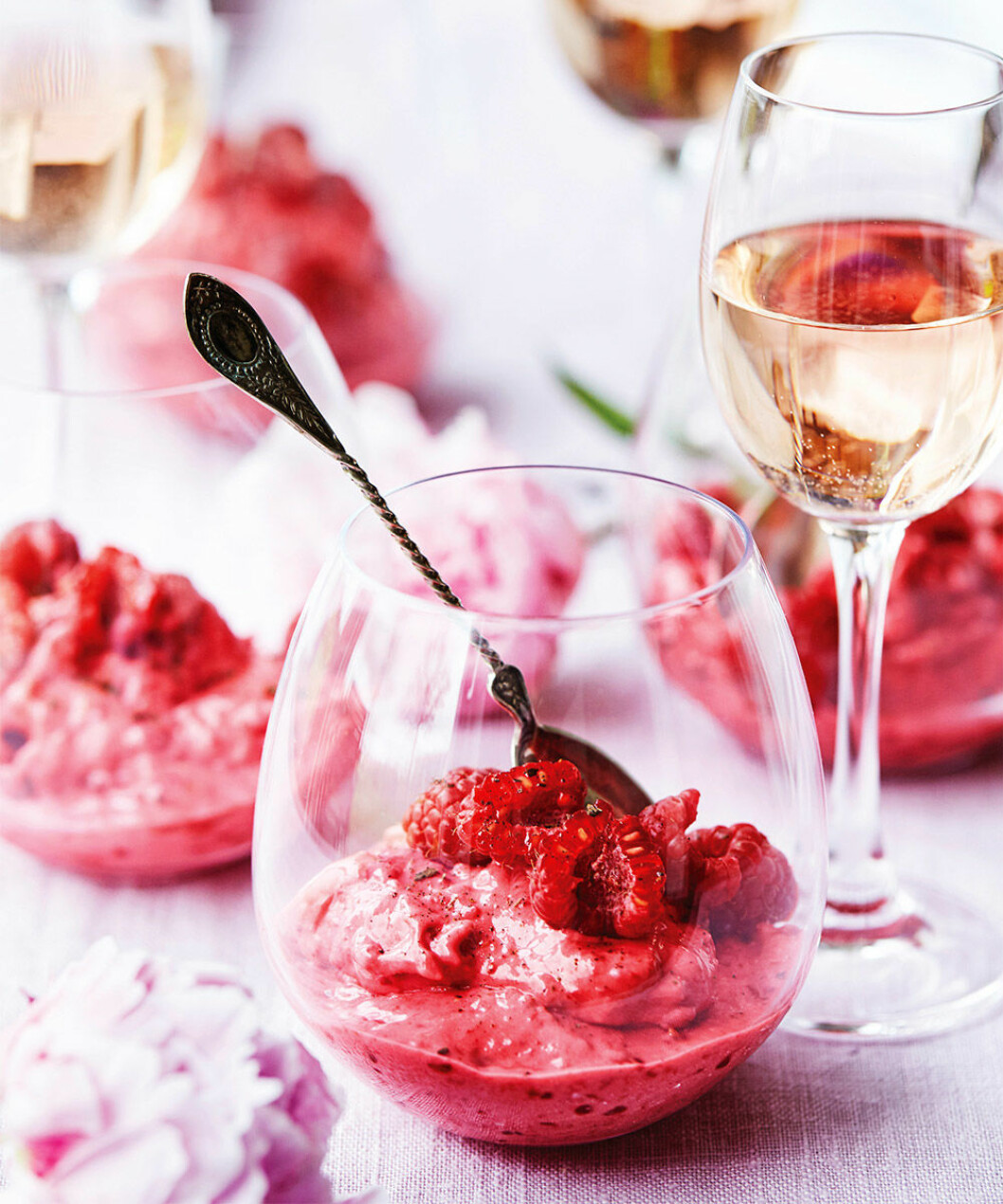 Snabb hallonglass med grekisk yoghurt. Snabb hallonglass med grekisk yoghurt.