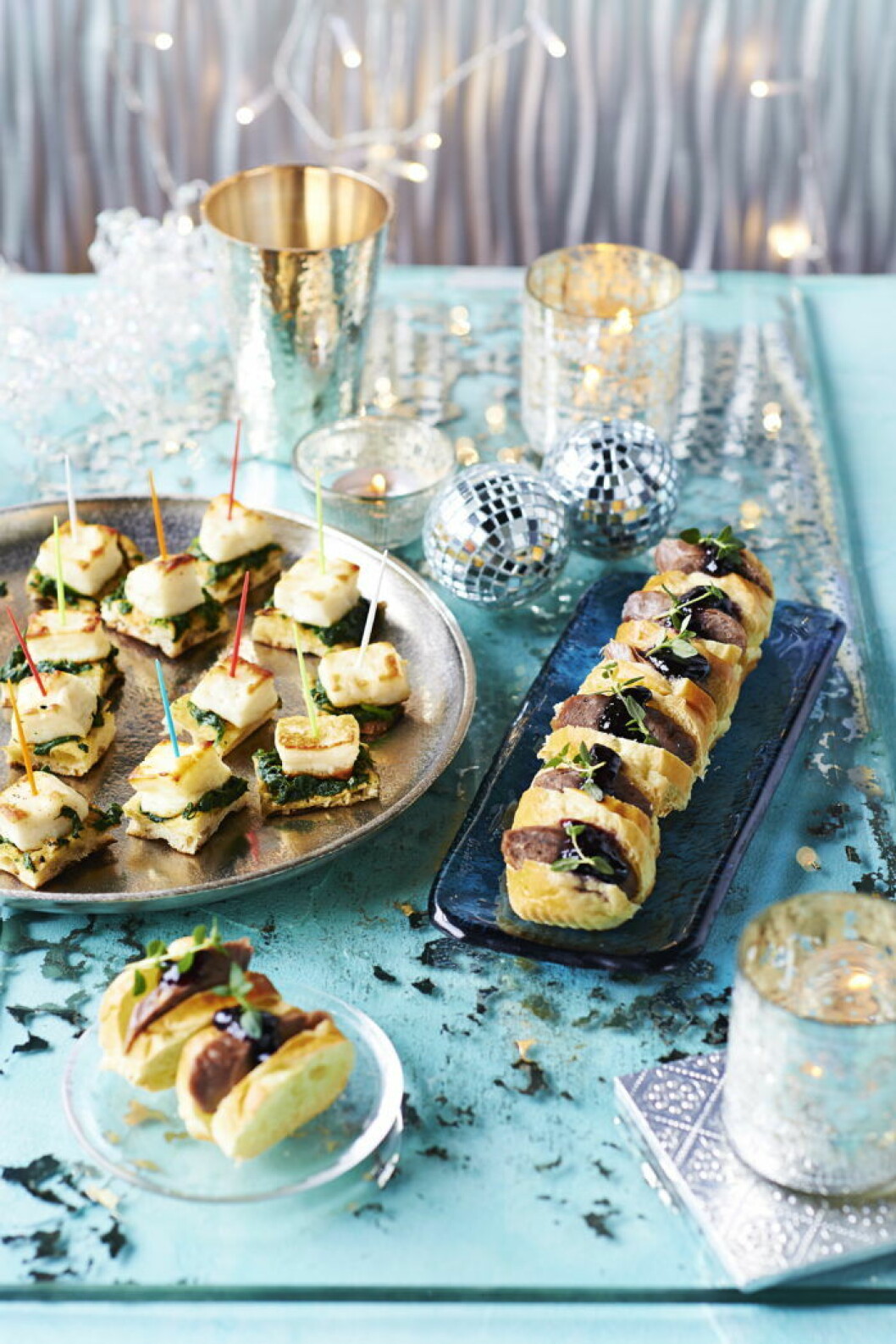 Halloumi-snittar och minikorvar. Halloumi-snittar och minikorvar.