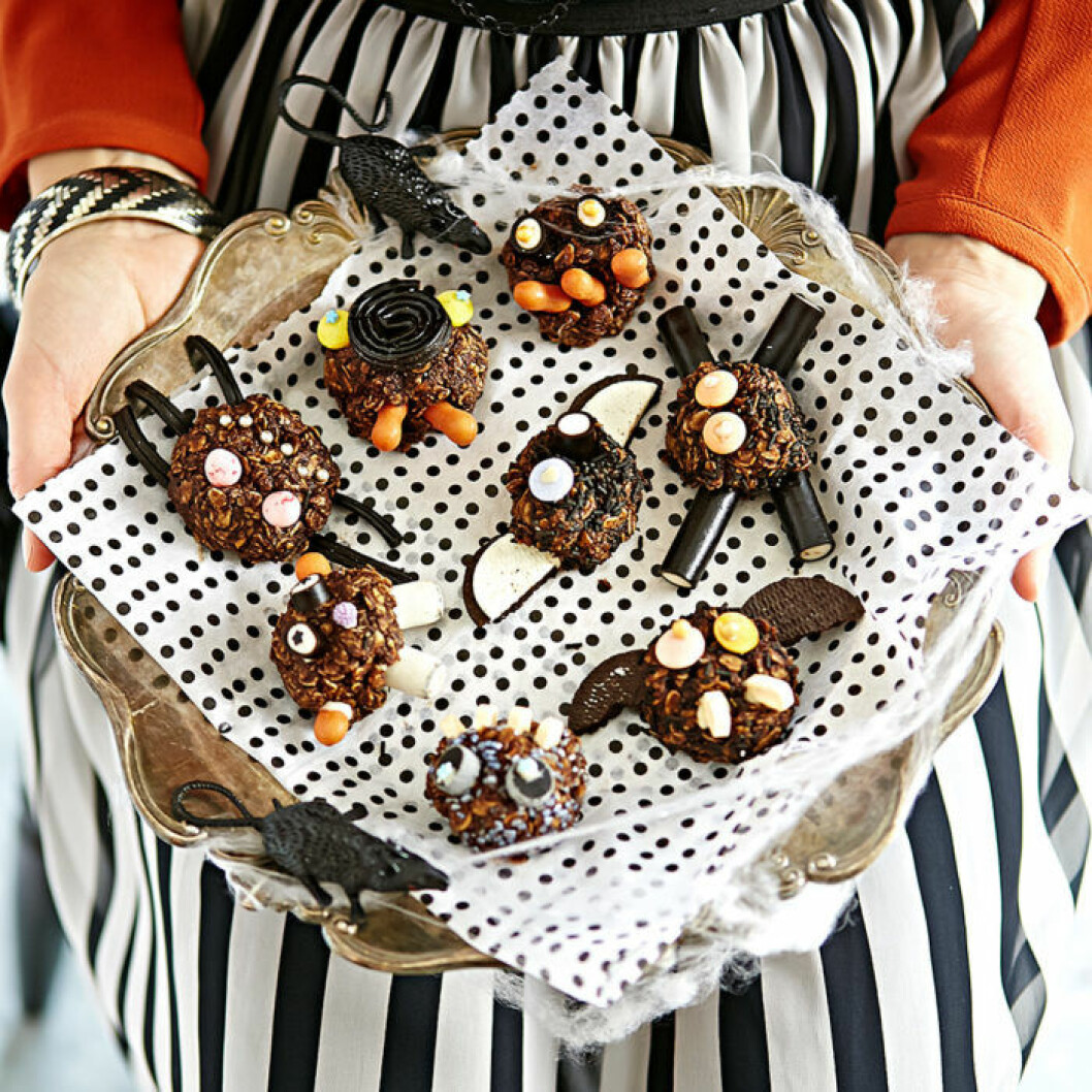 Minimonster av chokladbollar.