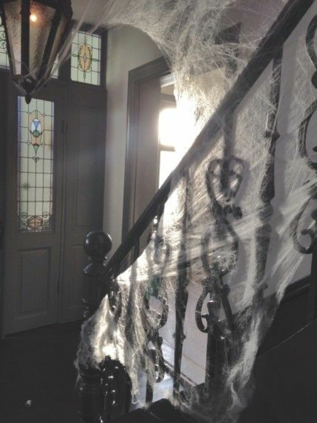 Spindlarna har varit aktiva hemma hos Malin Persson inför Halloween! Låt dig inspireras av hennes Halloween-idéer! halloween pynt spindelväv malin persson