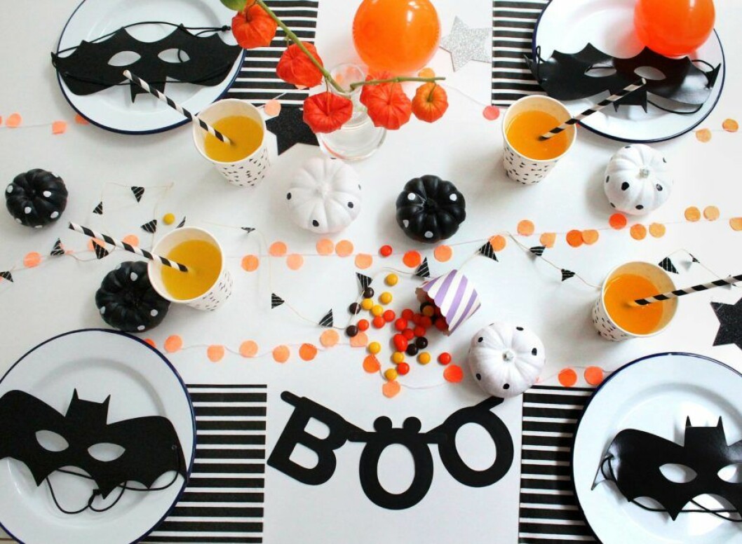 Dekorera med godis och fladdermöss. <a href="https://littlebigbell.com/halloween-party-collaboration-with-alex-and-alexa/">Via Littlebigbell.com</a> Dekorera med godis och fladdermöss.