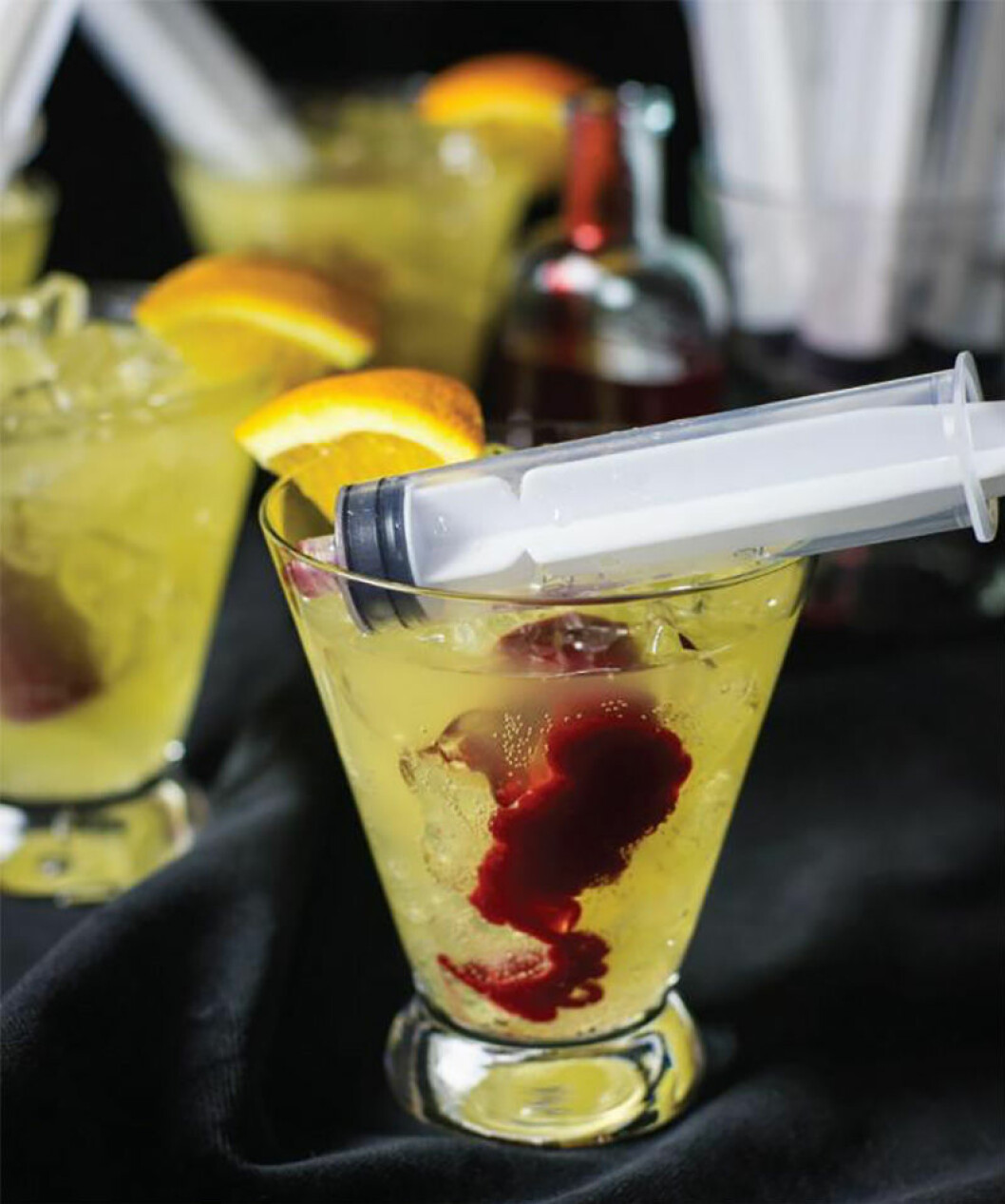 The Syringe. Foto: <a href="http://www.hgtv.com/design/make-and-celebrate/entertaining/halloween-spirits-bloody-orange-cocktail" target="_blank" rel="noopener">hgtv</a> The Syringe.