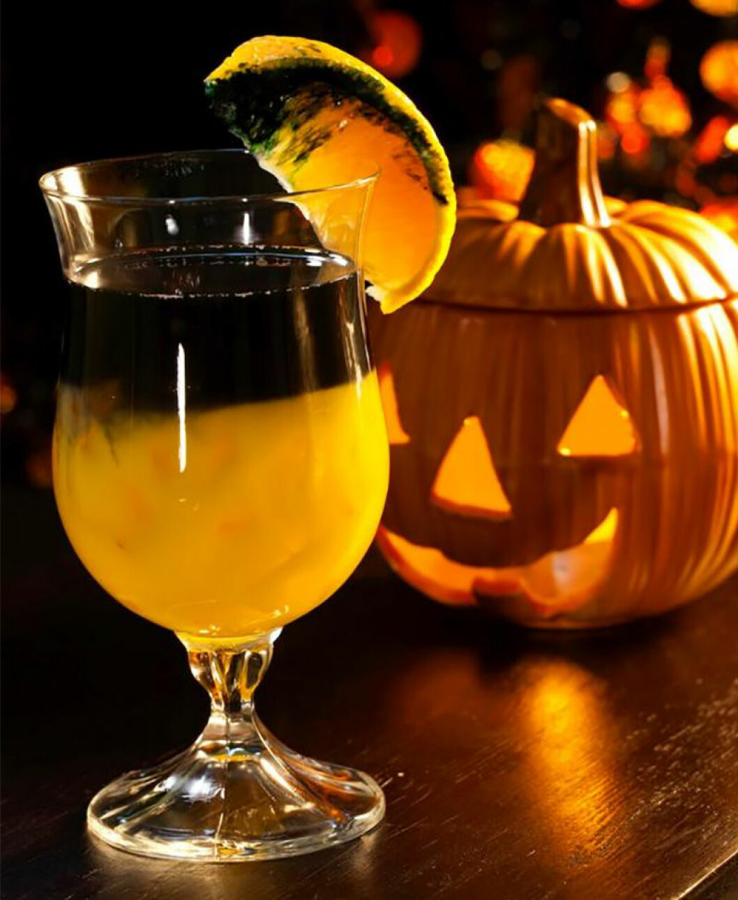 Black Pumpin. Foto: <a href="http://www.hgtv.com/design/make-and-celebrate/entertaining/black-magic-halloween-cocktail-recipe" target="_blank" rel="noopener">hgtv</a> Black Pumpin.
