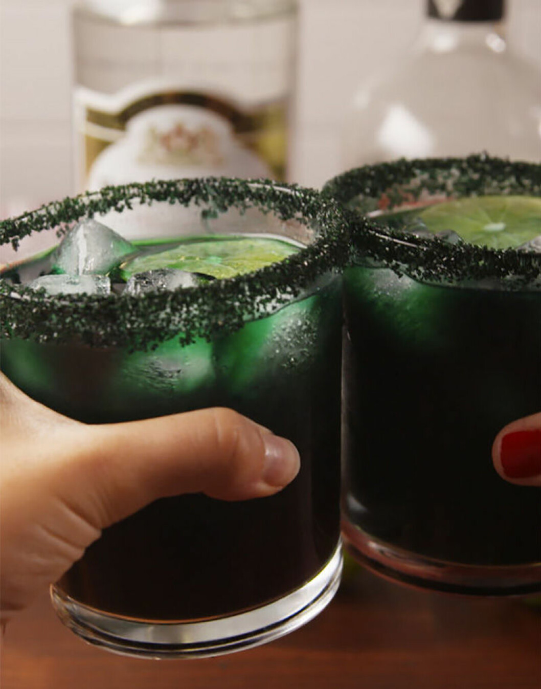 Devil’s Disguise. Foto: <a href="http://www.delish.com/cooking/recipe-ideas/recipes/a55953/black-magic-margaritas-recipe/" target="_blank" rel="noopener">delish</a> Devil's Disguise.