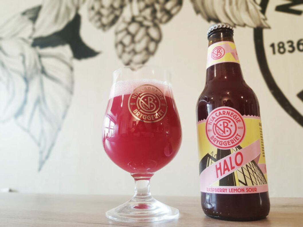 Den rosa färgen kommer från hallon. Halo – ett nytt suröl med smak av hallon.