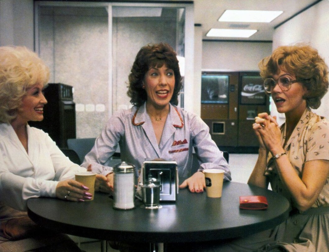 <strong>Hämnderskor vi minns: </strong>I <em>9 till 5</em> får powertrion Violet, Judy och Doralee (Lily Tomlin, Jane Fonda och Dolly Parton) nog av sin slemmiga chef (Dabney Coleman) och låter honom smaka på sin egen medicin. Bild från filmen 9 till 5