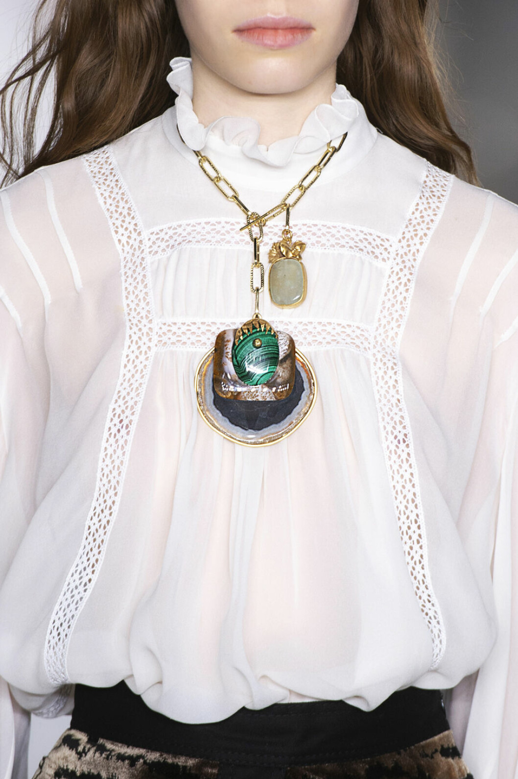 Giambattista Valli halsband på modell från ss-19 showen