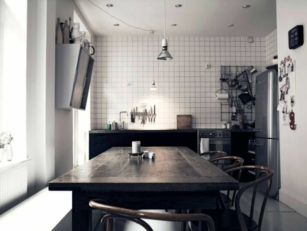 Foto: Pia Ulin. Ur reportaget <a href="https://www.elle.se/decoration/hem-med-smak-for-det-goda/">”Hem med smak för det goda”.</a> Massivt träbord