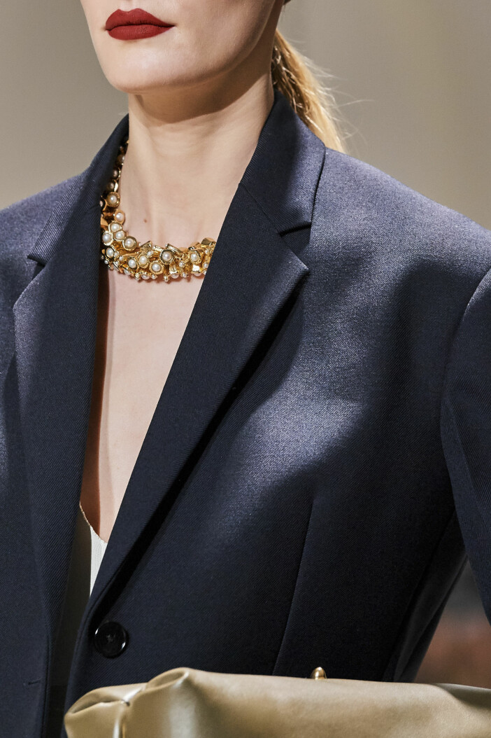 Jil Sander lät en rejäl kedja med dekorativa pärlor sticka fram under visningen av AW20-kollektionen. halskedja jil sander