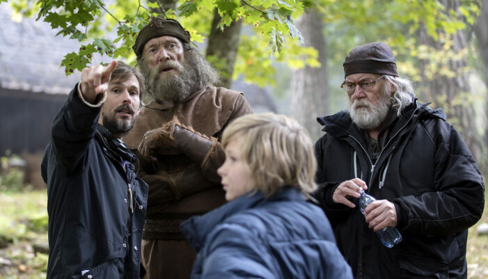 Gustaf Åkerblom har bland annat regisserat barnfilmen Halvdan Viking. Här syns han ge regi åt bland annat Peter Haber och Claes Månsson.