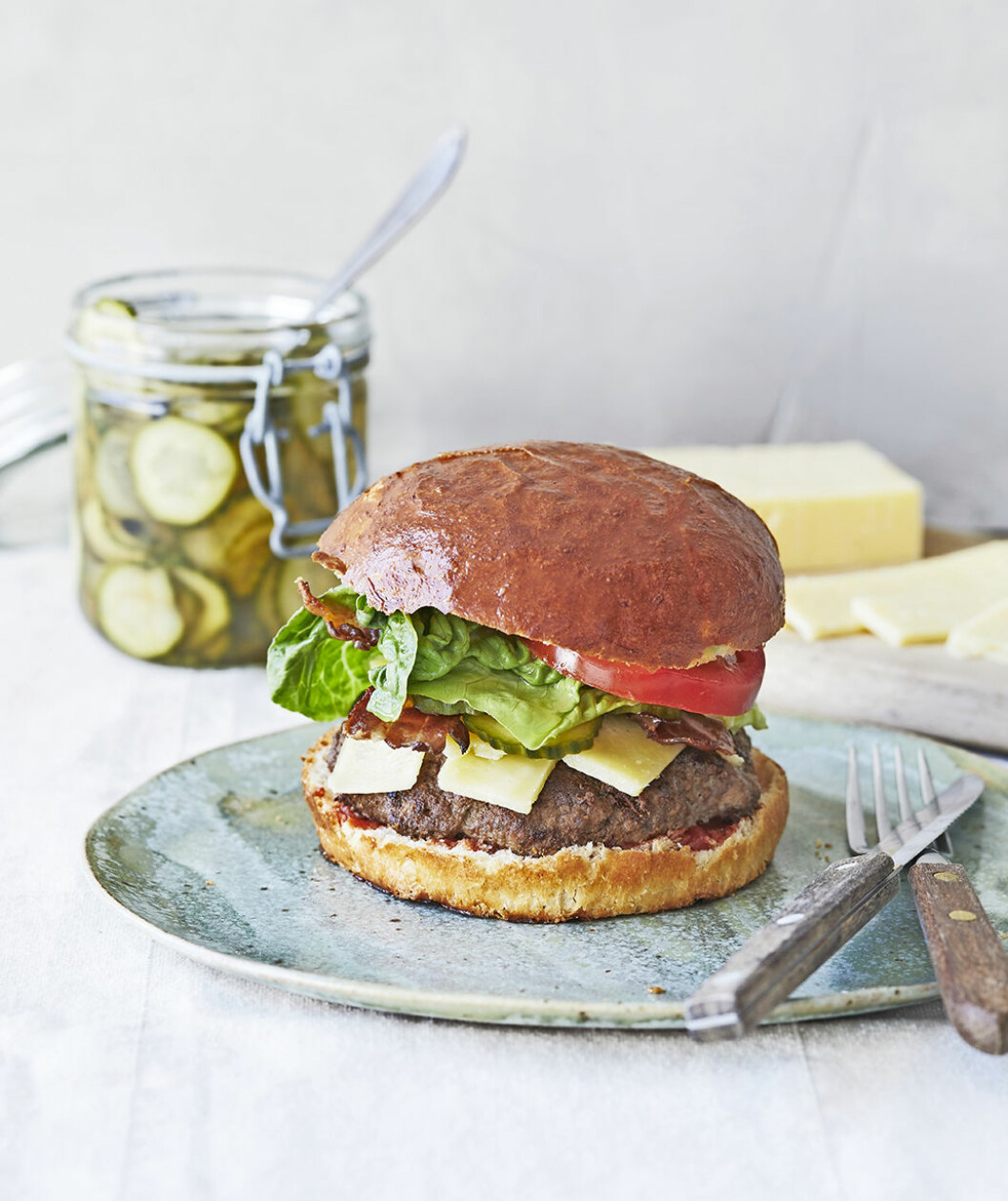 Saftig hamburgare med picklad gurka. Recept hamburgare