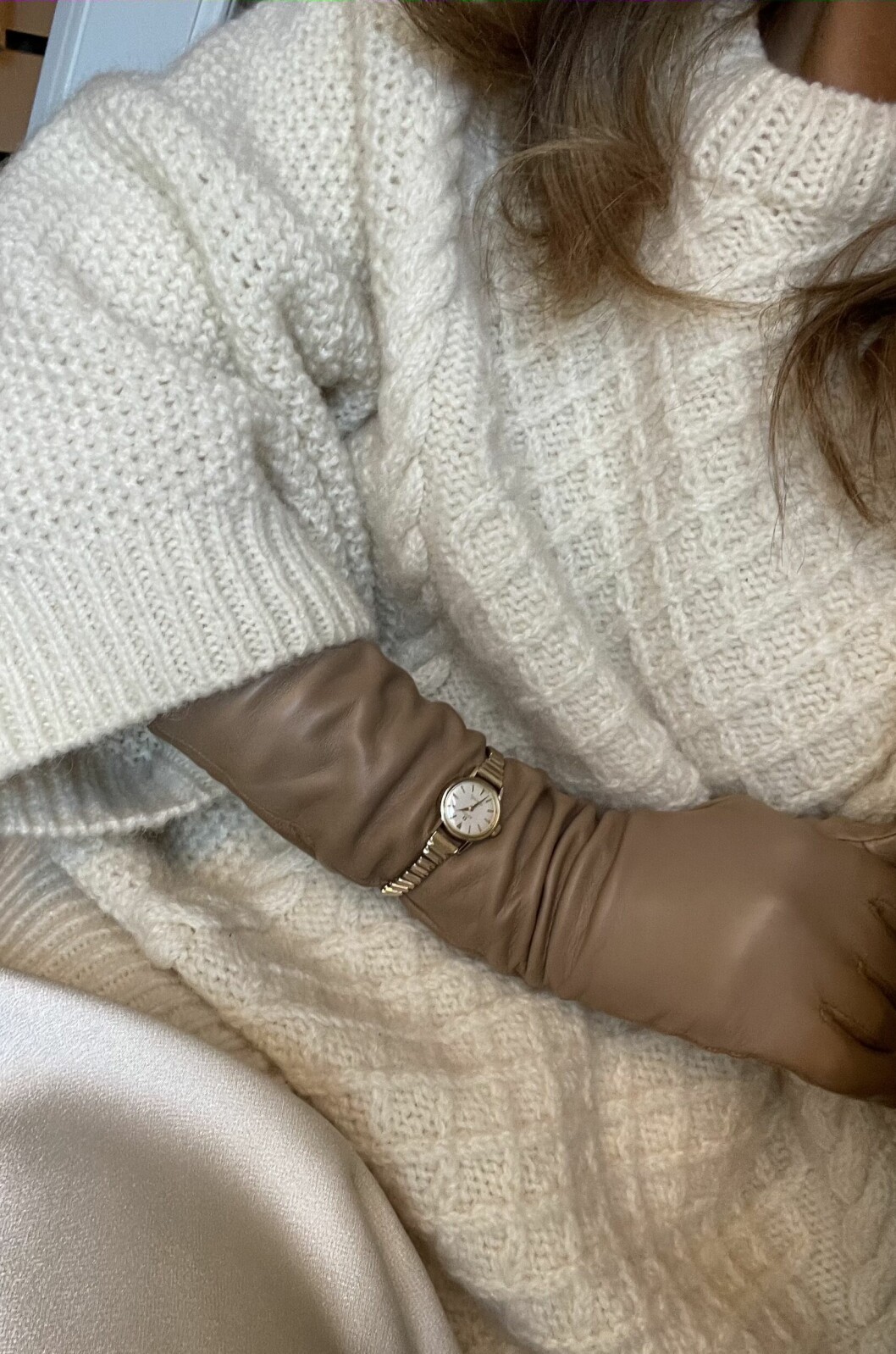 ELLEs stylingredaktör stylar gärna smycken utanpå handsken som en extra iögonfallande detalj. Beige läderhandske från handsome Stockholm.