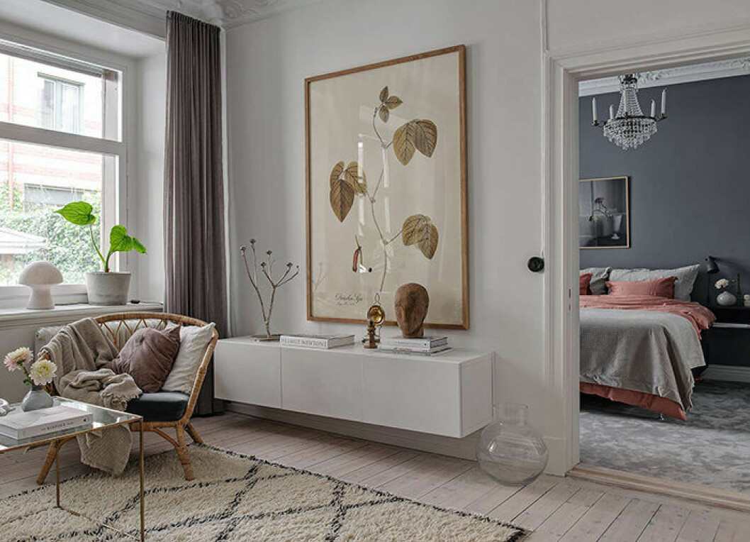 En fin tavla som är snyggt hängd kan förändra hela intrycket i ett rum. Foto: Fredrik J Karlsson Styling: Hannah Heyman för Alvhem/mäklare: Tony Henschel En snyggt hängd tavla kan förändra hela intrycket i ett rum.
