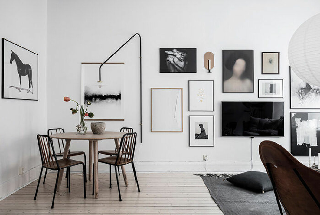 Mixa olika motiv, ramar och dekorationer för en levande och personlig stil. Bonustips! Placera tavlorna runt den vägghängda tv:n för en stilfull tavelvägg. Foto: Anders Bergstedt för <a href="https://www.instagram.com/entrancemakleri/?hl=sv" target="_blank" rel="noopener">Entrance mäkleri</a>/mäklare: Erika Bergholm Skapa en personlig tavelvägg hemma