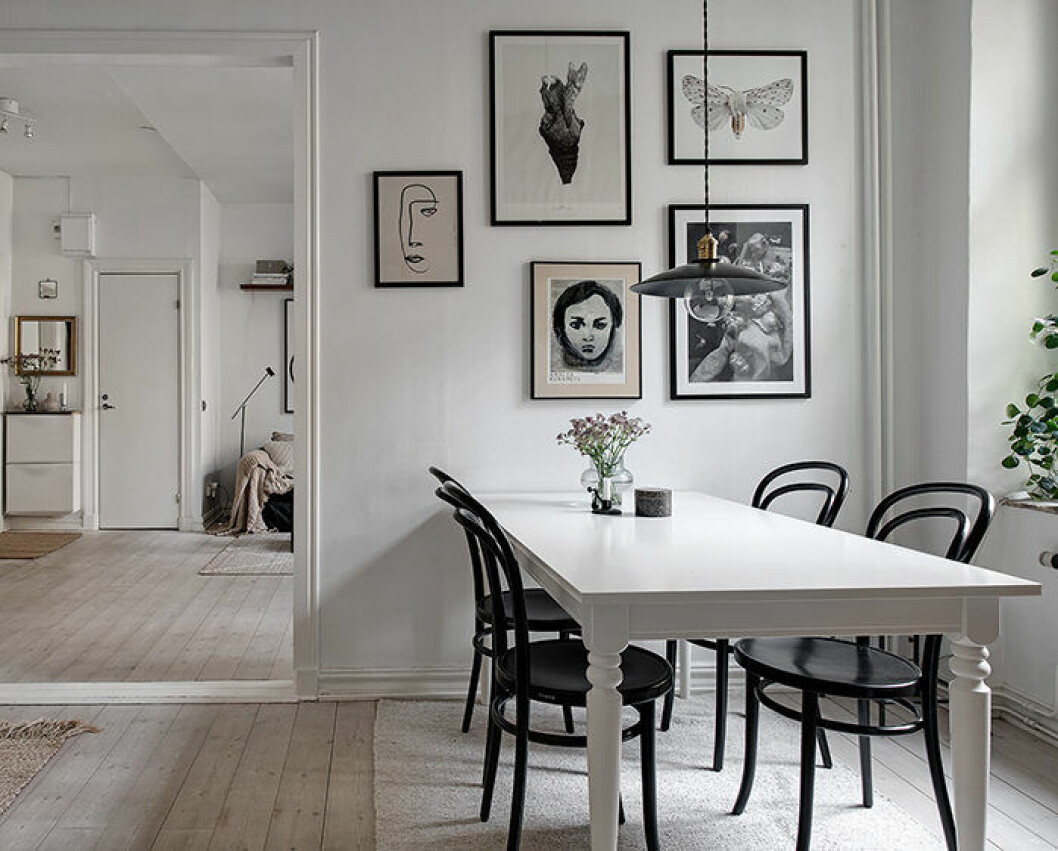 Placera tavlan eller tavelväggens mitt på ögonhöjd. Foto: Fredrik J Karlsson Styling: Hannah Heyman för <a href="https://www.instagram.com/alvhem/?hl=sv" target="_blank" rel="noopener">Alvhem</a>/mäklare: Anna-Kajsa Nylander Häng tavlan rätt på ögonhöjd