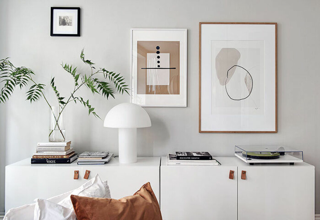 Våga mixa olika ramar! Foto: Fredrik J Karlsson Styling: Greydeco för Alvhem/mäklare: Sandra Guerrero Våga mixa olika ramar till dina tavlor