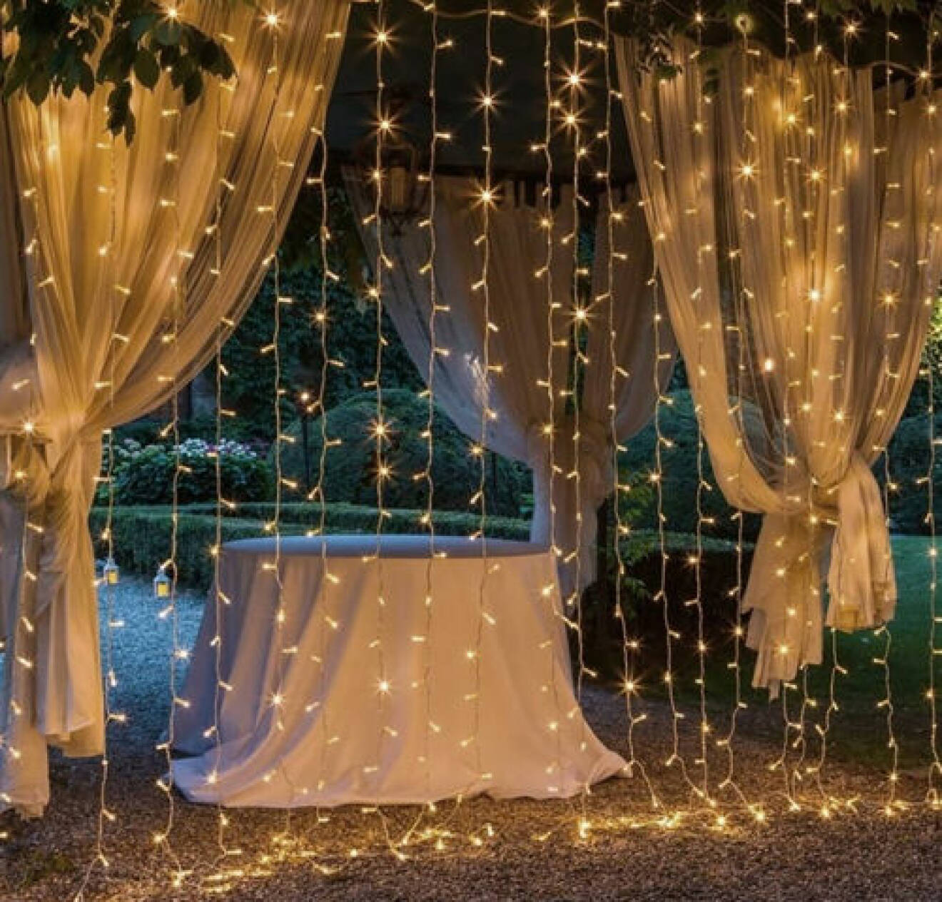 hängande ljusslinga som dekoration till bröllop