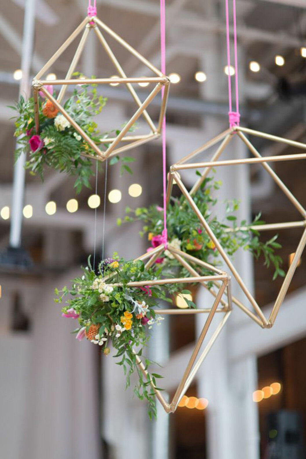 Foto: <a href="http://www.wantthatwedding.co.uk/2015/02/09/wedding-industry-trends-2015-a-floral-perspective/">Wantthatwedding.co.uk</a> hanging-wedding-florals_700
