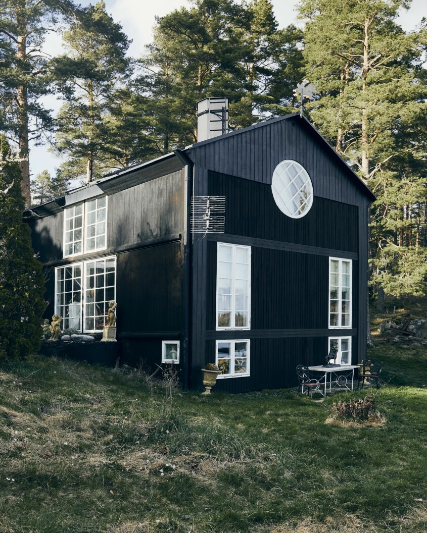 Den prisbelönta villan i tre våningar vid sjön Båven i Södermanland, ritad av arkitekten och vännen Lars Fahlsten. Hans Gedda villa