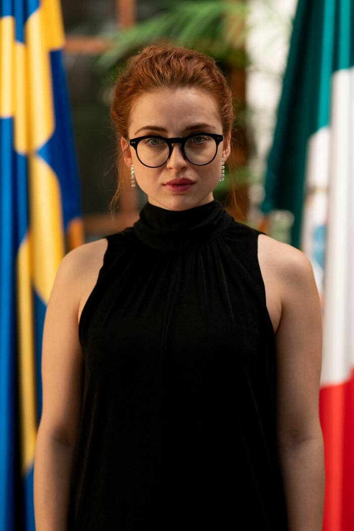 Happy Jankell som praktikanten Ronja i tv-serien Ambassadören. Happy Jankell Viaplay