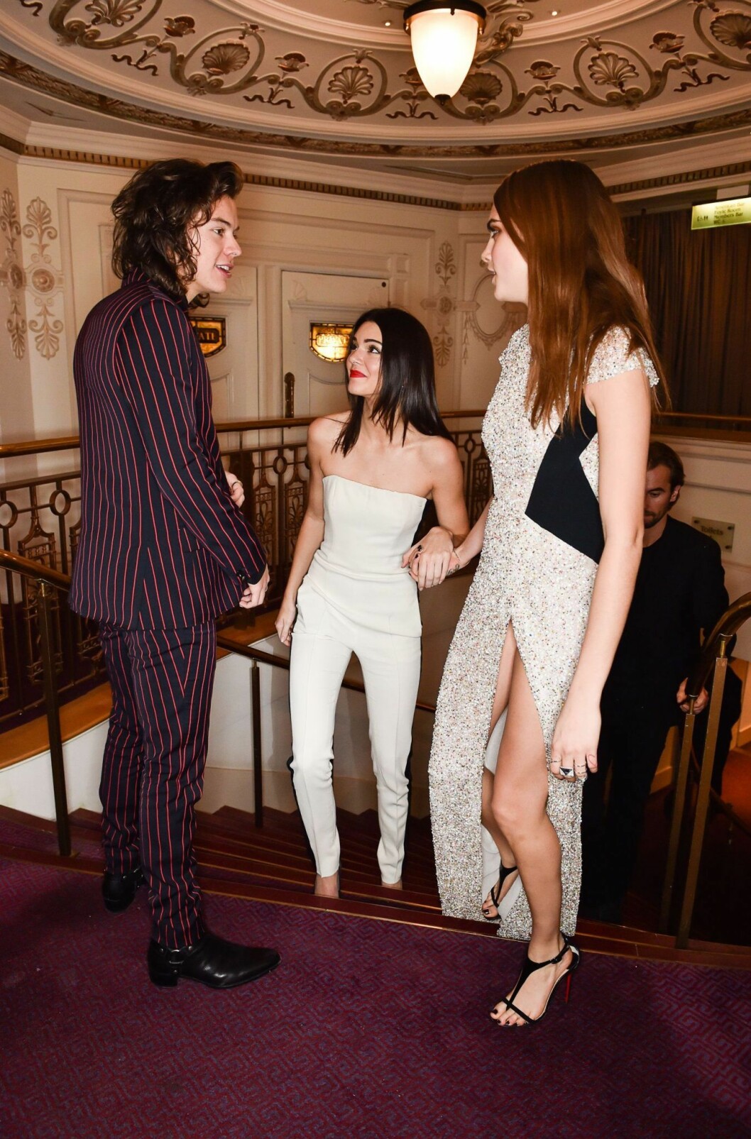 Harry Styles, Kendall Jenner och Cara Delevingne står i en trappa