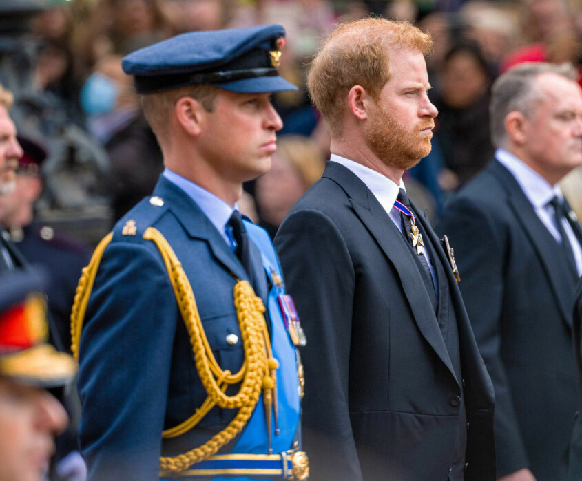 Prins Harry och prins William på drottningens begravning.