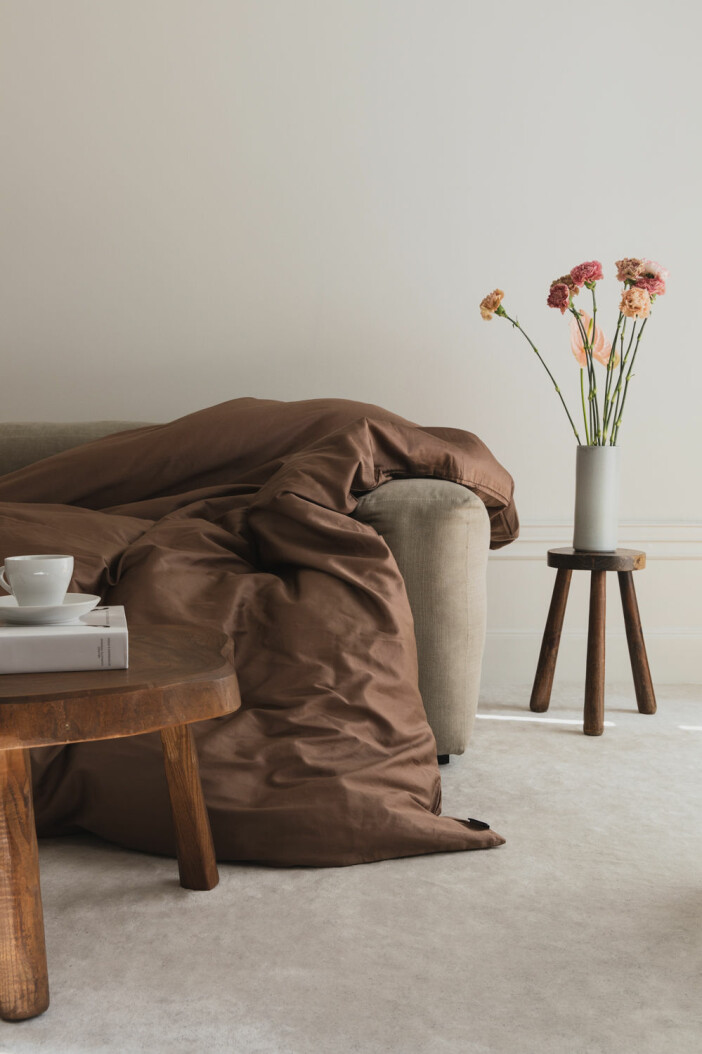 Hästens Satin pure collection hittas silkeslena, lyxiga sängkläder i färgen creamy brown.