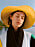 Modellen Elizabeth har på sig en brun hatt med gul insida, hyrd från Berman &amp; co