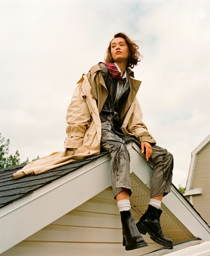 Kavaj, 4 450 kr, och byxor, 2 890 kr, båda Lafaille. Trenchcoat, skjorta och slips, allt hyrt från Berman & Co. Boots, 7 500 kr, Alexander McQueen. Strumpor, stylistens egna. Modellen har på sig kavaj och byxor från Lafaille med trenchcoat, skjorta och slips, hyrt från Berman & Co. Boots