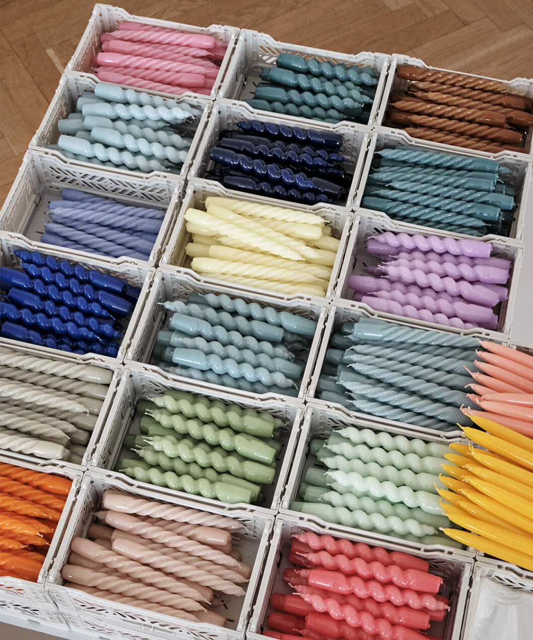 Höstens it-detalj är de lekfulla ljusen i alla regnbågens färger. Foto: Hay Twist och swirl ljus från Hay