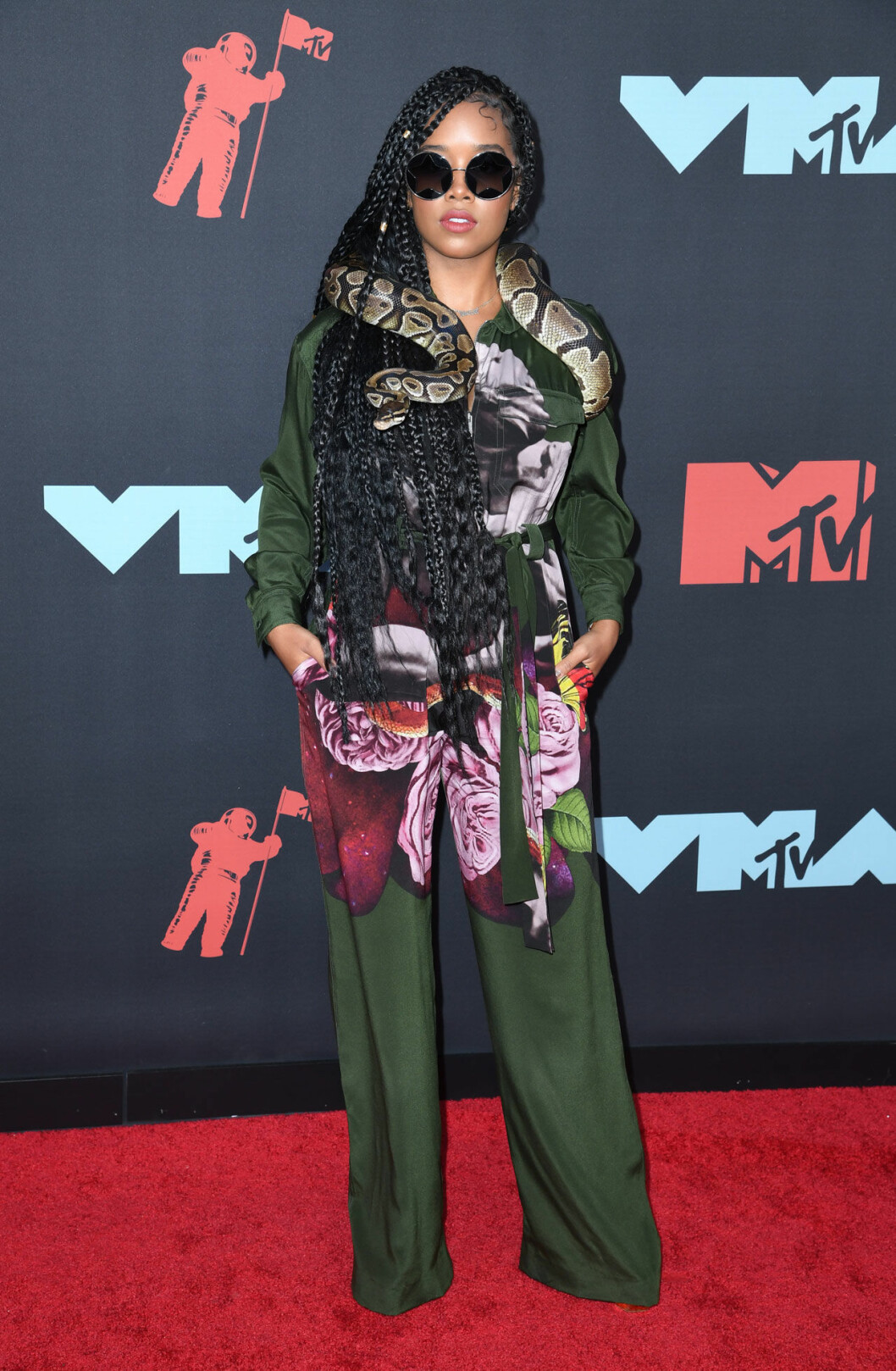 H.E.R. H.E.R. på röda mattan på VMA 2019