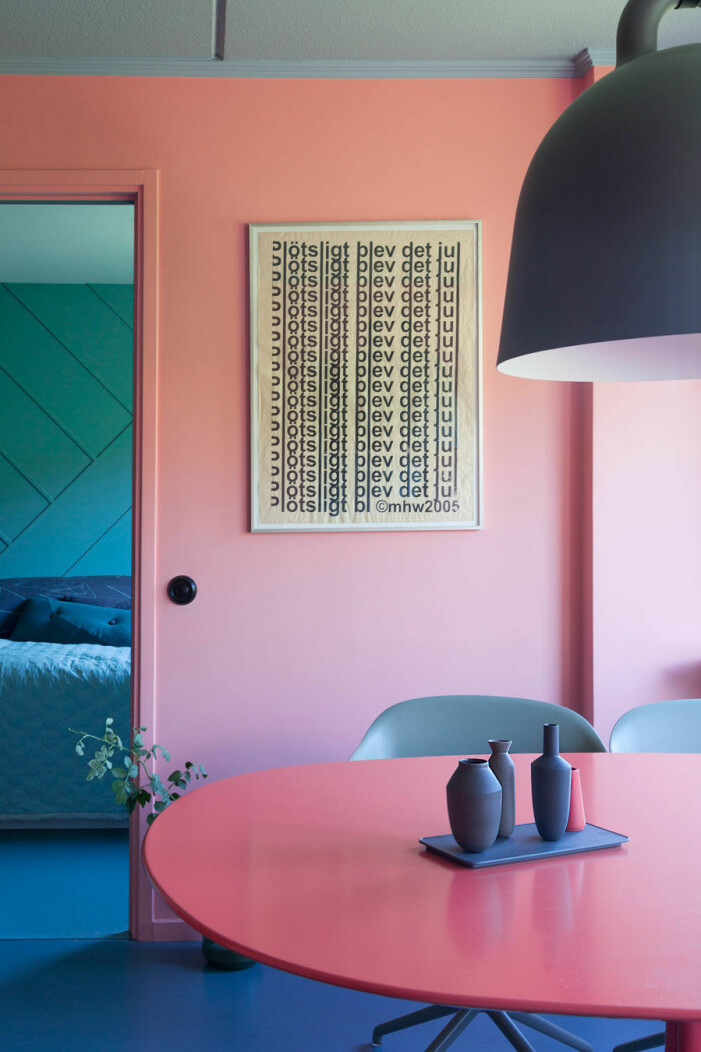 Bryt av rosa med en annan accentfärg – och skapa spännande kontraster. Foto: Johanna Lehtinen/House of Pictures Syns i: <a target="_blank" href="https://www.elle.se/hemma-hos/laxrosa-fargmagi-i-saltsjobaden/4722175">Laxrosa färgmagi i Saltsjöbaden.</a> Rosamålat kök som piggar upp hela hemmet