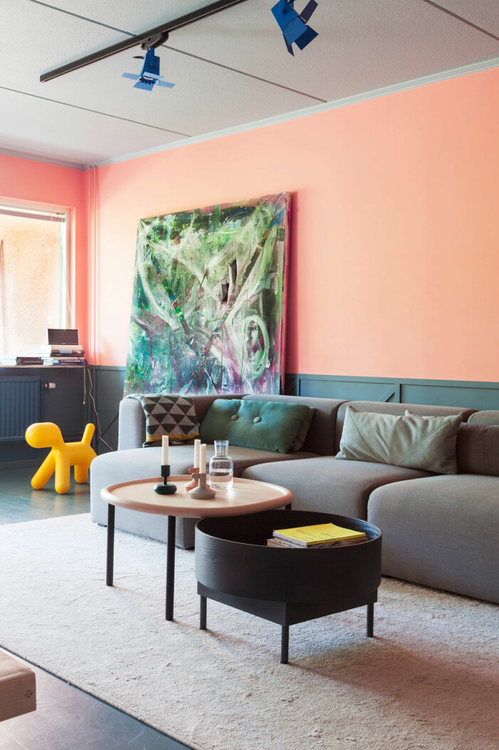 Rosa väggfärg är ett bra sätt att addera en lekfull men behaglig känsla i hemmet. Foto: Johanna Lehtinen/House of Pictures Syns i: <a href="https://www.elle.se/decoration/laxrosa-fargmagi-i-saltsjobaden/" target="_blank" rel="noopener">Laxrosa färgmagi i Saltsjöbaden</a>. Måla väggarna i rosa i vardagsrummet för en lekfull känsla