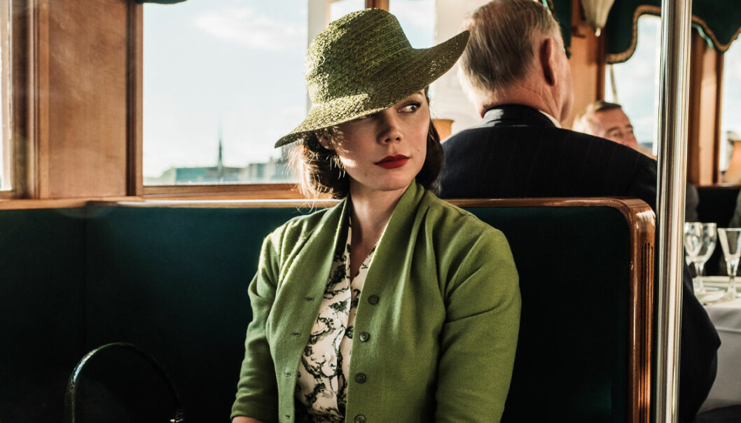 Hedda Stiernstedt i grön hatt