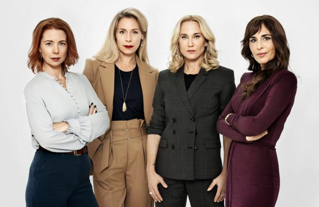 Julia Dufvenius, Eva Röse, Anja Lundqvist och Alexandra Rapaport gör huvudrollerna i Heder. Foto: Nordic entertainment gropu Huvudroller i tv-serien Heder på Viaplay