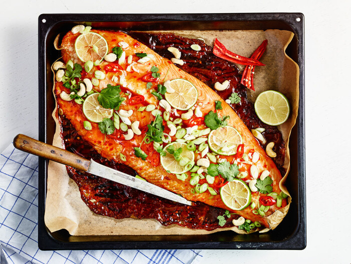 Recept på helbakad laxsida med teriyakisås och cashewnötter