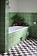 Helkaklat badrum i grönt