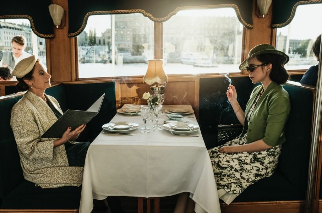 Nina och Helga på väg ut till sommarrestaurangen. Nina och Helga
