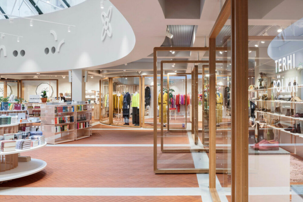 Finsk design på Garden i Kämp Galleria. Kläder kombineras med böcker i Kämp Galleria i Helsingfors.