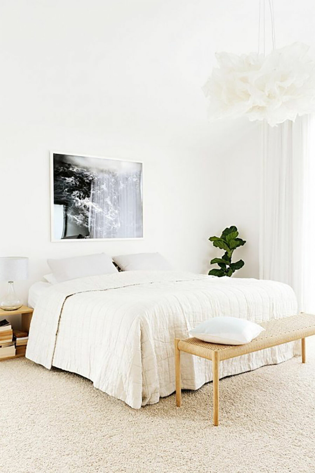 Via: <a href="http://www.apartmenttherapy.com/believe-it-or-not-9-bedrooms-absolutely-killing-it-with-wall-to-wall-carpet-225113" target="_blank" rel="noopener">apartmenttherapy</a> Ljust sovrum med interiör i ljusa toner