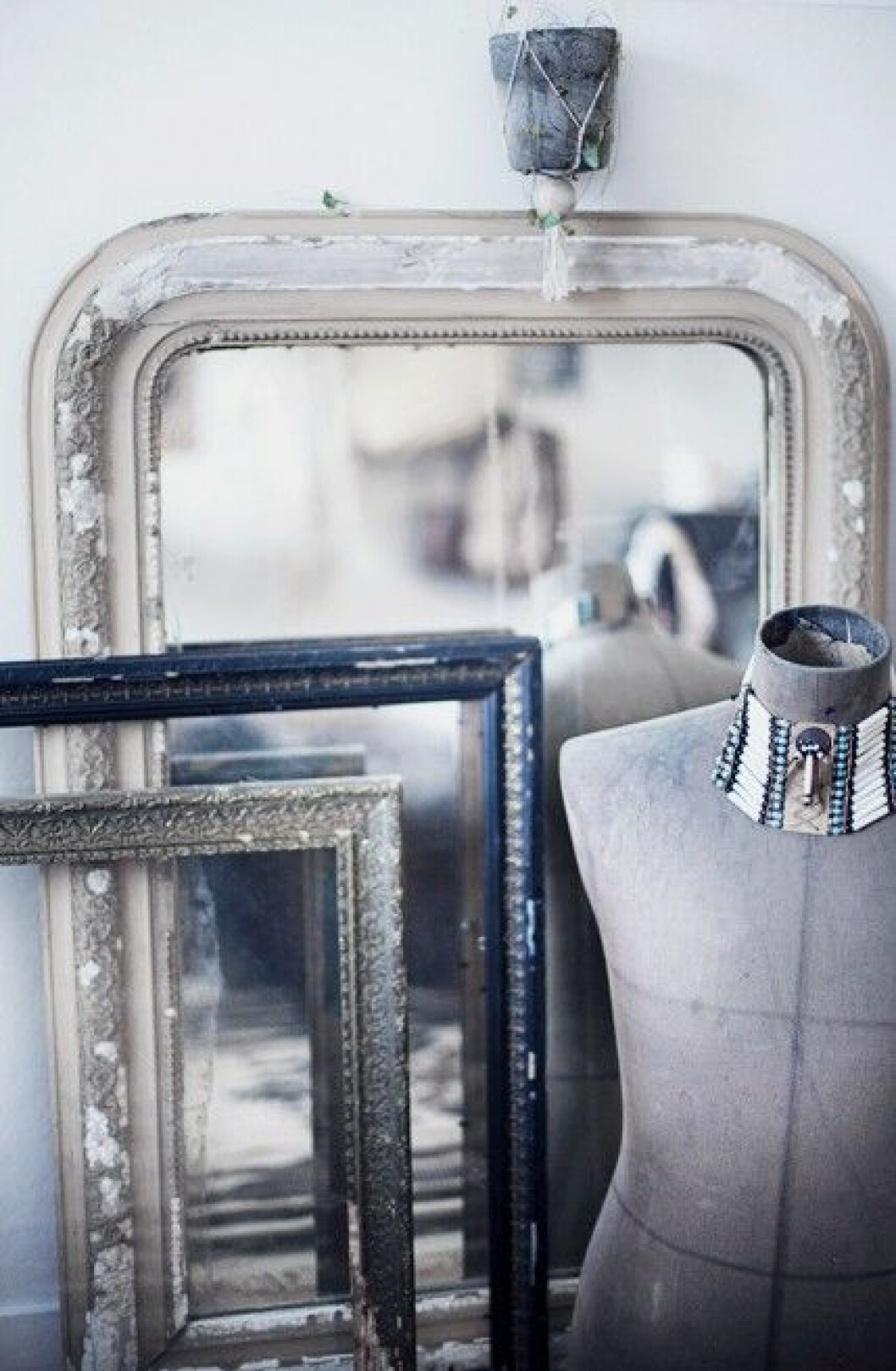 hemma-©-Anna-Malmberg-gamla ramar spegel inspiration