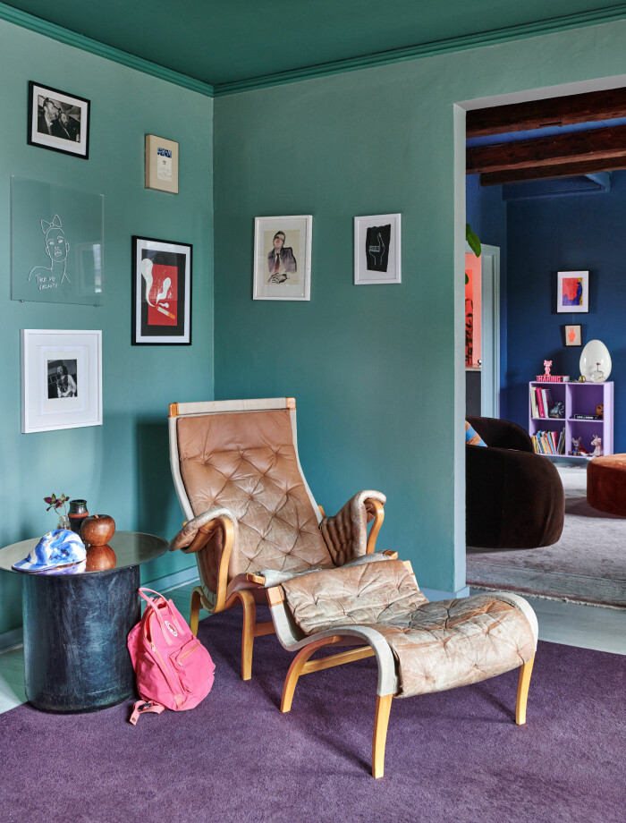 Hemma hos Camilla och Karl i Råå Elle Decoration fåtölj grön vägg