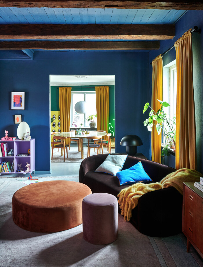Hemma hos Camilla och Karl i Råå Elle Decoration vardagsrum blått