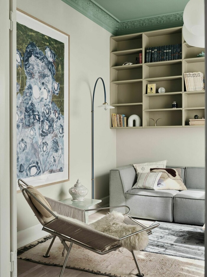 Olika taktila ytor, från 70-talsosande fluff till vävda naturmaterial, agerar röd tråd i hemmet. Fotograf: Andrea Papini Stylist: Marie Monrad Graunbøl. Mest lästa hemma hos-reportagen 2021, grönt vardagsrum