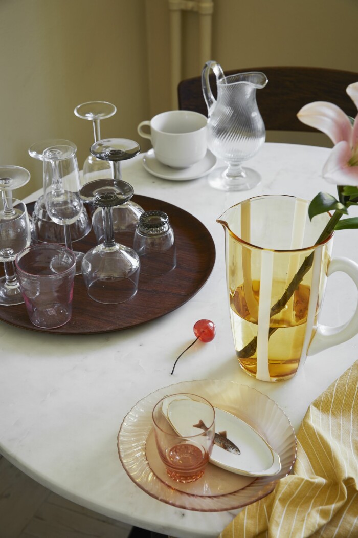 Hemma hos Dennis Valencia köksbord samling av glas