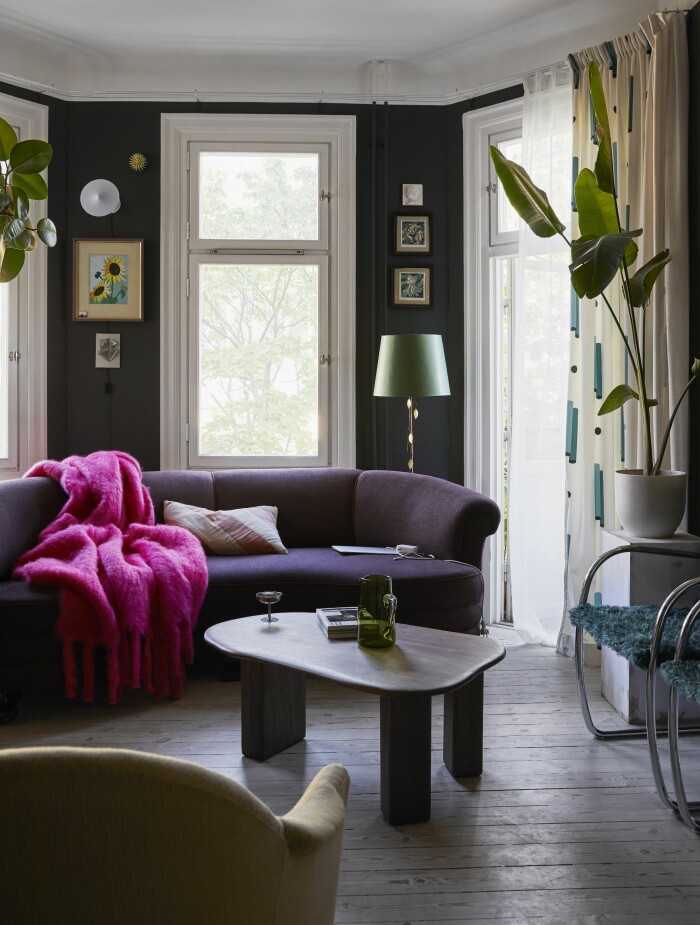Hemma hos Dennis Valencia lila soffa vardagsrum