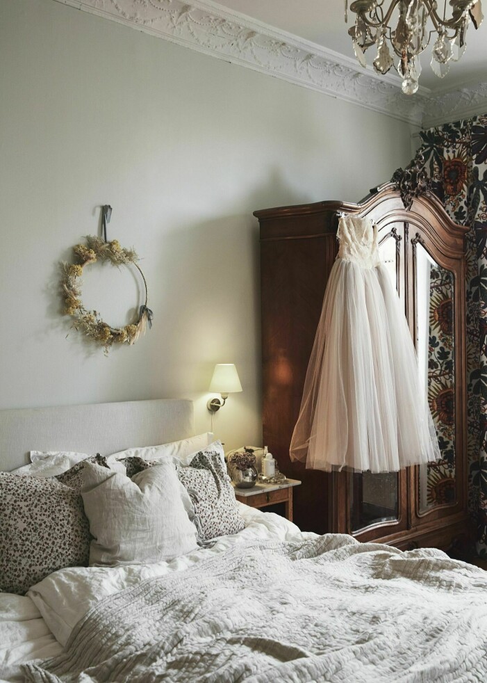 Sugen på att inspireras av Elsa Billgrens hem lite extra? <a target="_blank" href="https://www.elle.se/decoration/stilsakra-inredningstips-fran-elsa-billgrens-hem/7995650">Här samlar vi inredningstipsen som sätter stilen</a>. Fotograf: Idha Lindhag. Mest lästa hemma hos-reportage 2021, Elsa Billgren sovrum