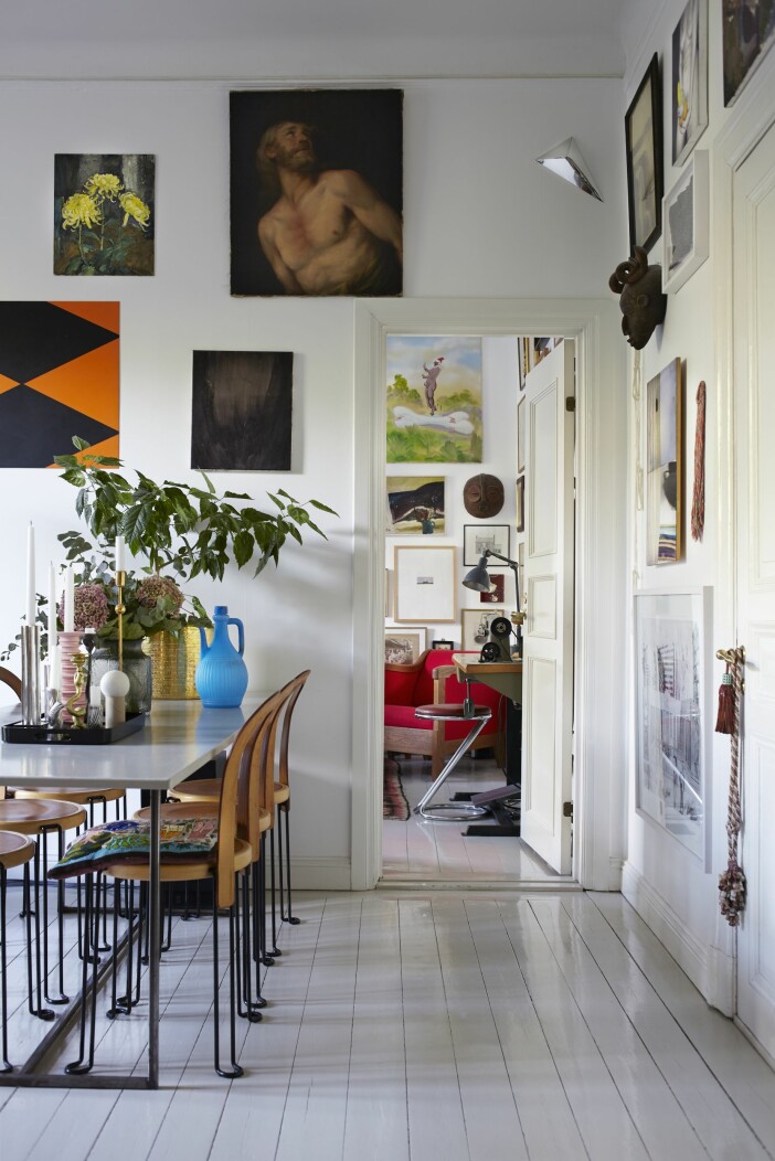 Inspireras av Jakob Solgren och Gustaf Nordenskiöld kreativa hem! Foto: Karin Björkquist | Syns i: <a target="_blank" href="https://www.elle.se/hemma-hos/gammalt-moter-nytt-hos-konstnarerna-i-stockholm/4751198">Gammalt möter nytt hos konstnärerna i Stockholm</a> Hemma hos konstnärerna Jakob Solgren och Gustaf Nordenskiöld